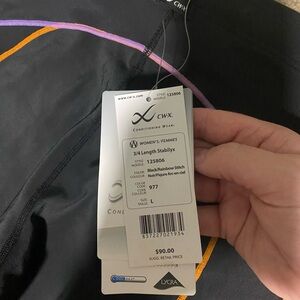 Women’s size L CW-X 3/4 length compression leggings NWT